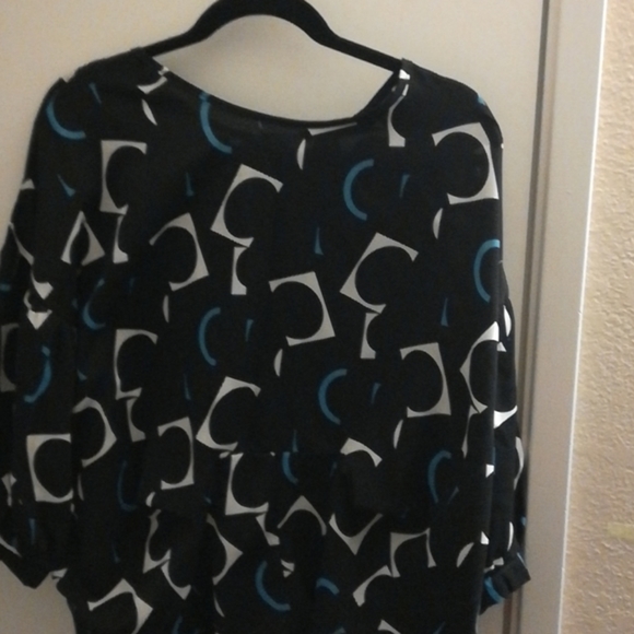 Unique pattern blouse - Picture 2 of 3